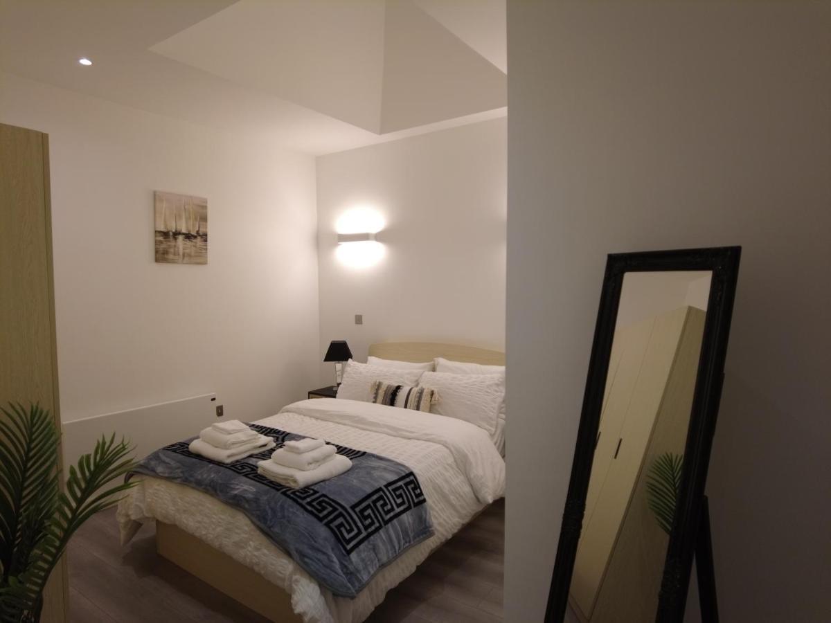 Stylish 2 Bedrooms, 2 Bathrooms With Workspace In Мілтон-Кінз Екстер'єр фото