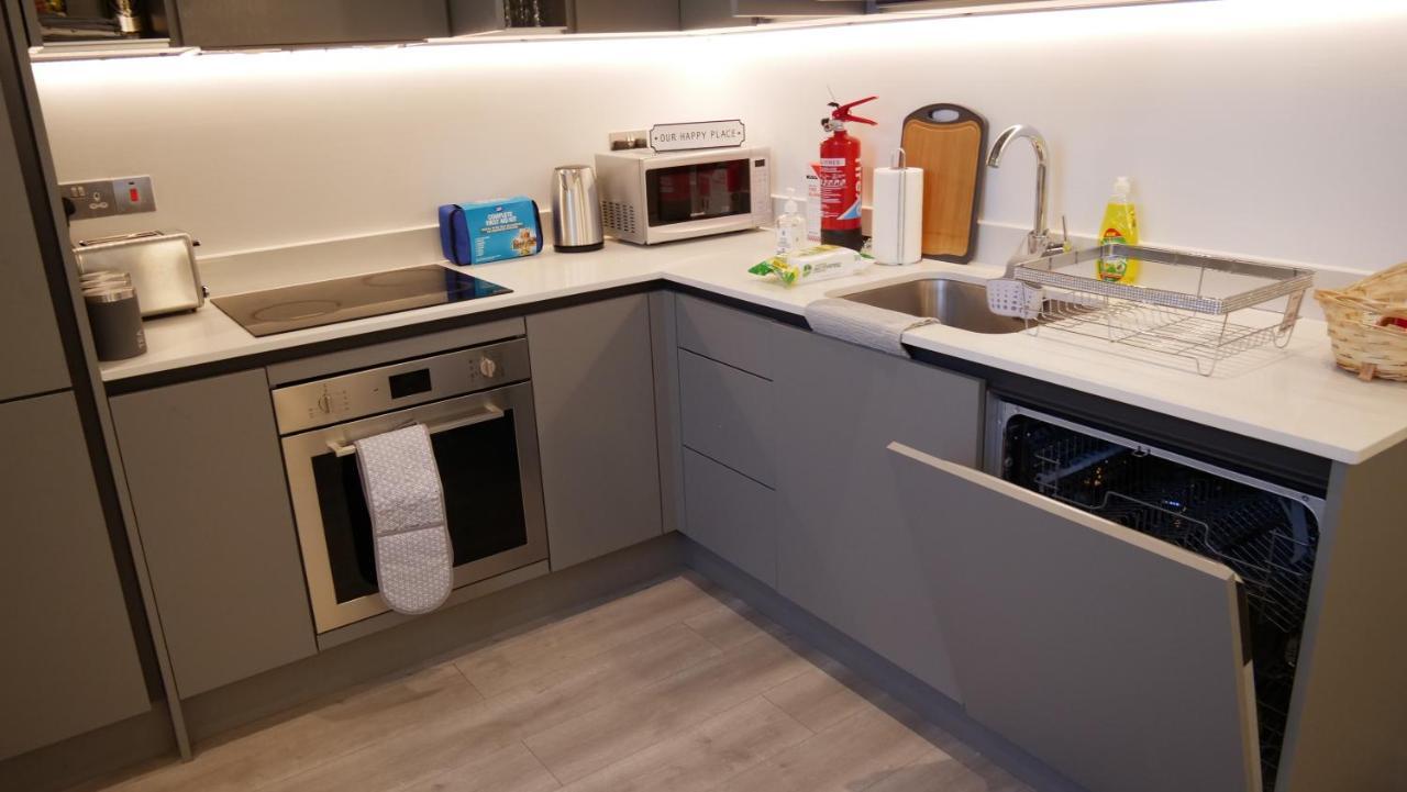 Stylish 2 Bedrooms, 2 Bathrooms With Workspace In Мілтон-Кінз Екстер'єр фото
