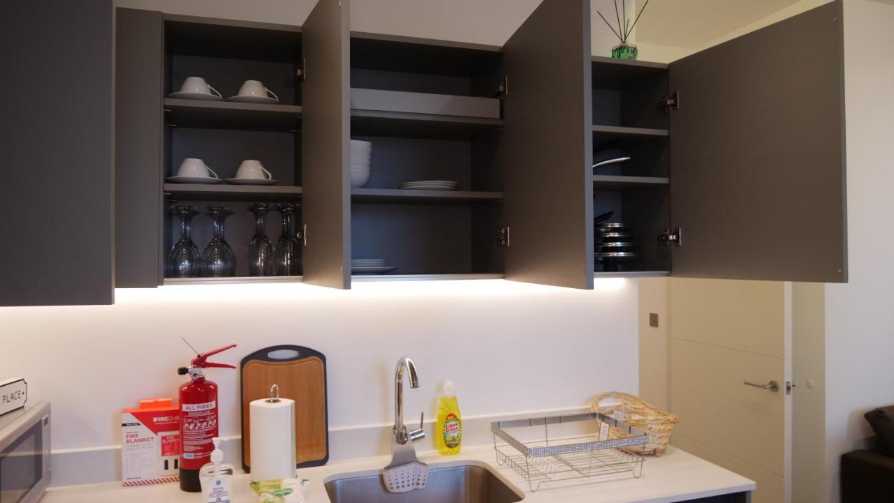 Stylish 2 Bedrooms, 2 Bathrooms With Workspace In Мілтон-Кінз Екстер'єр фото