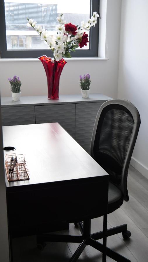 Stylish 2 Bedrooms, 2 Bathrooms With Workspace In Мілтон-Кінз Екстер'єр фото