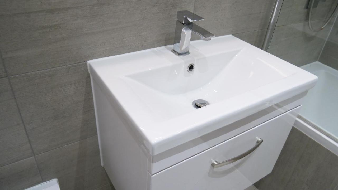 Stylish 2 Bedrooms, 2 Bathrooms With Workspace In Мілтон-Кінз Екстер'єр фото