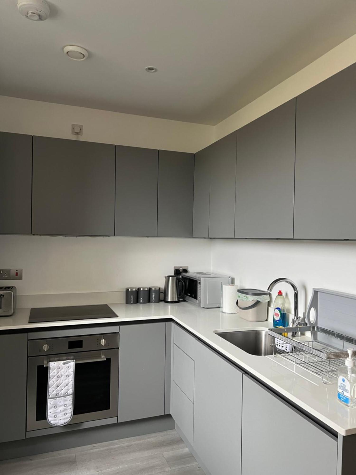 Stylish 2 Bedrooms, 2 Bathrooms With Workspace In Мілтон-Кінз Екстер'єр фото