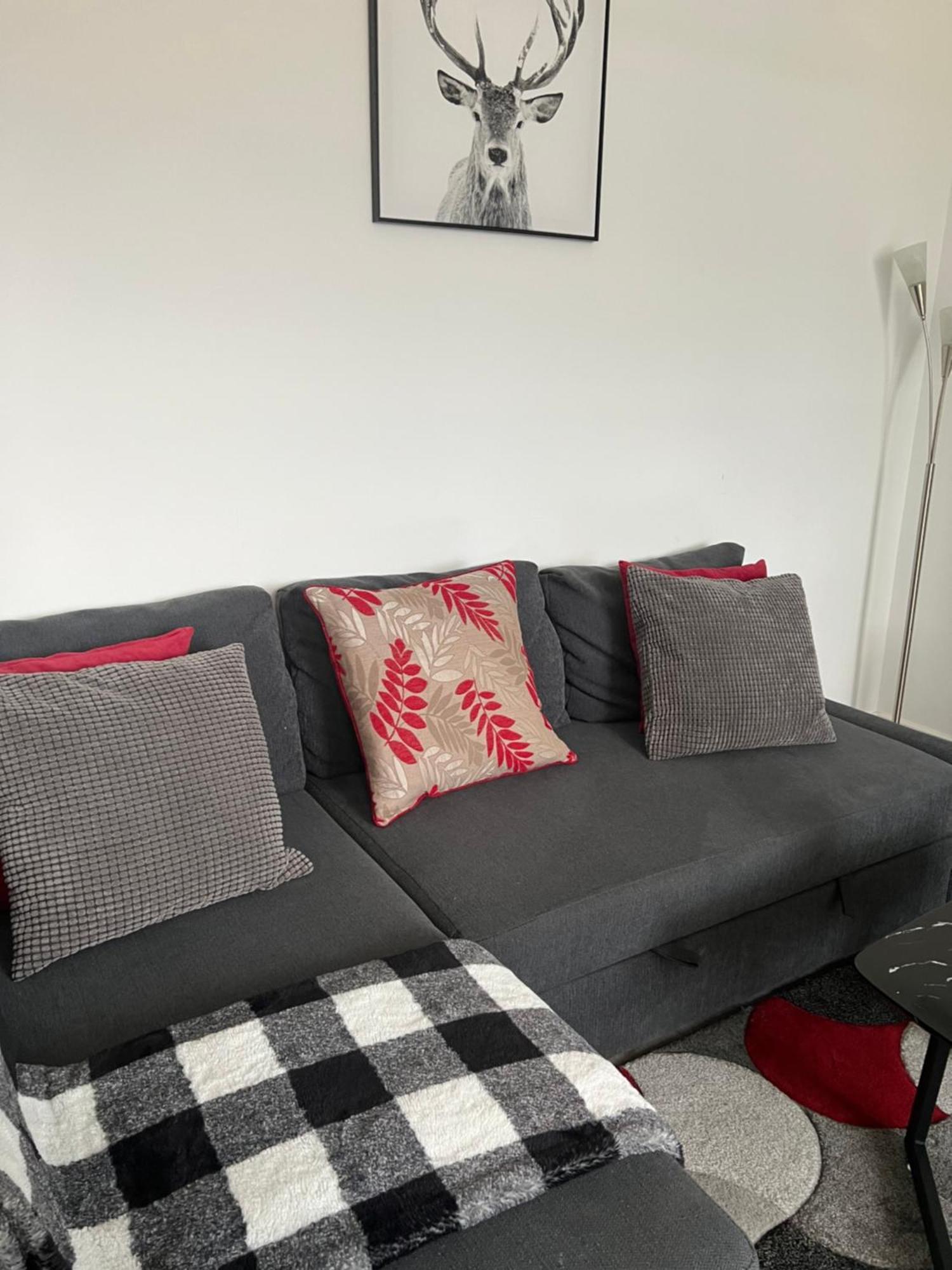 Stylish 2 Bedrooms, 2 Bathrooms With Workspace In Мілтон-Кінз Екстер'єр фото