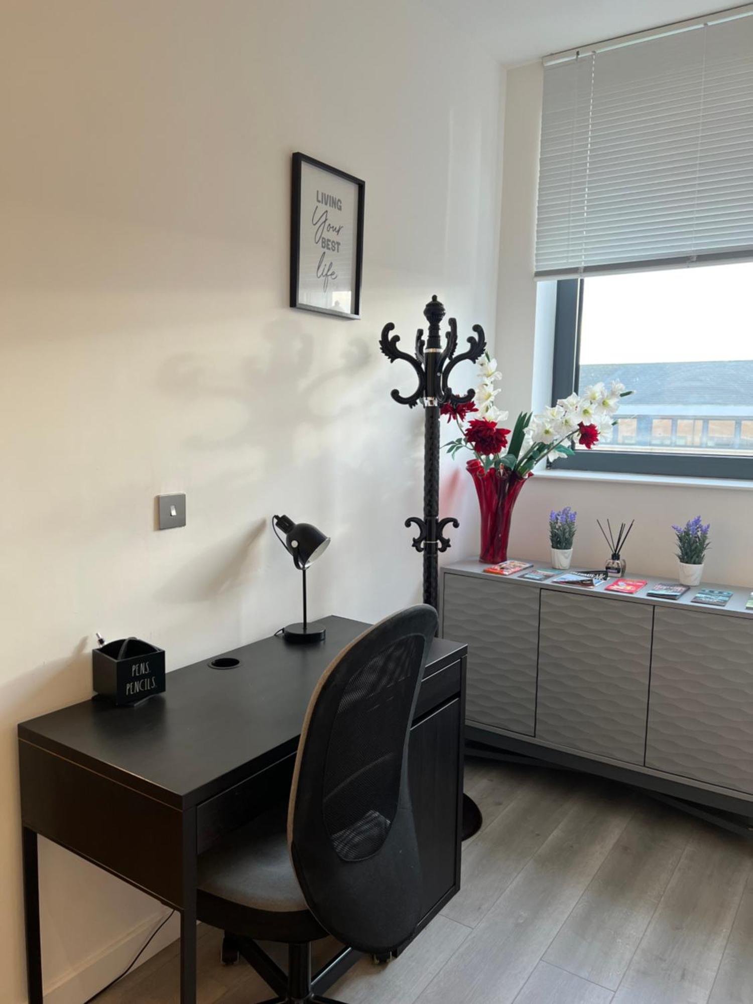 Stylish 2 Bedrooms, 2 Bathrooms With Workspace In Мілтон-Кінз Екстер'єр фото